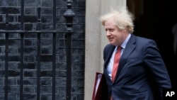 보리스 존슨 영국 총리가 런던 시내 관저를 나서고 있다. (자료사진)