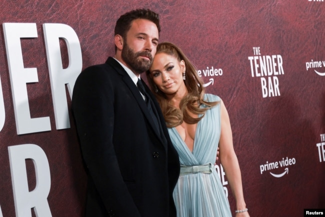 FILE: Ben Affleck dan Jennifer Lopez menghadiri pemutaran perdana film "The Tender Bar" di The TLC Chinese Theatre di Los Angeles, California, AS, 12 Desember 2021. (REUTERS/Aude Guerrucci)