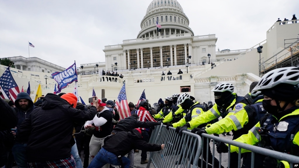 资料照片：特朗普支持者试图突破警察在国会大厦外设置的障碍。(2021年1月6日) (photo:VOA)