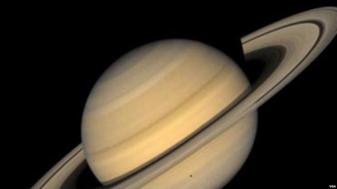 Nuevas fotos de la misión Cassini revelan la existencia de una pequeña luna en uno de los anillos de Saturno.
