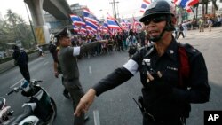 အဓိကလမ်းမကြီးတွေပေါ်မှာ လမ်းရှင်းနေတဲ့ ထိုင်းရဲတပ်ဖွဲ့ဝင်များ။