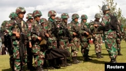 Pasukan TNI bersiap menaiki helikopter menuju ke distrik Nduga, di Wamena, Provinsi Papua, 5 Desember 2018. (Foto: ilustrasi / Iwan Adisaputra - Antara via Reuters)