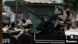 Des soldats de la garde présidentielle ont pris position en face des mutins au centre d’Abidjan, Côte d’Ivoire, 12 mai 2017.