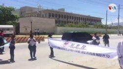 Ayiti: Yon Sit-in Devan Anbasad Amerikèn pou Mande Lèzetazini Sispann Sipòte Jovenel Moïse