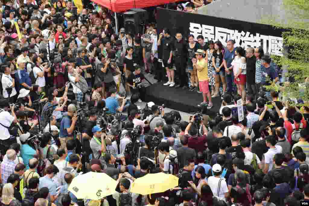 多名民間團體代表在雨傘運動一周年集會發言。 (美國之音特約記者湯惠芸照) 