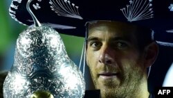 Petenis Argentina, Juan Martin del Potro, mengenakan topi tradisional Meksiko, Mariachi, sambil memegang Acapulco trofi, setelah memenangi nomor tunggal putra di turnamen Meksiko ATP Terbuka, di Acapulco, 3 Maret 2018.