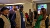 رئیس‌جمهوری سابق نیجریه همراه با شماری از ناظران بین‌المللی در یکی از حوزه‌های رای‌گیری در شهر راولپندی که گزارش‌هایی از بی‌نظمی‌ها در آن دریافت شده بود.