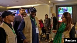 رئیس‌جمهوری سابق نیجریه همراه با شماری از ناظران بین‌المللی در یکی از حوزه‌های رای‌گیری در شهر راولپندی که گزارش‌هایی از بی‌نظمی‌ها در آن دریافت شده بود.