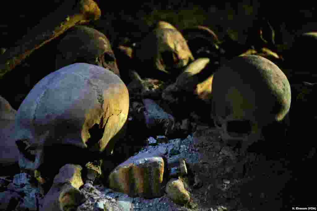 Potongan tangan dari sebuah patung yang ditemukan saat penggalian di makam (KAMPP 390), di Luxor, Mesir, 9 September 2017.