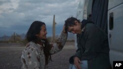  En esta imagen, la directora Chloe Zhao acaricia la cabeza de la actriz Frances McDormand en el set de "Nomadland". (Searchlight Pictures vía AP, archivo)