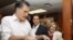 El precandidato Mitt Romney comió comida cubana en un restaurante en Hialeah