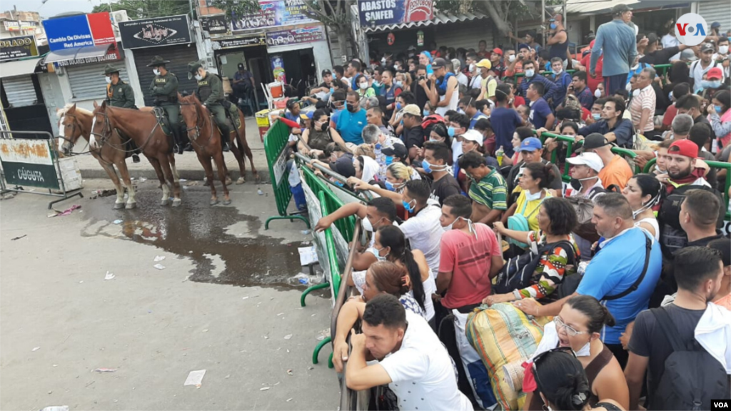 La decisión del cierre de la frontera sorprendió a muchos ya cuando habían llegado a Cúcuta, y argumentan que no tienen el dinero ni las condiciones para pasar un largo periodo en Colombia. (Foto: Hugo Echeverry)