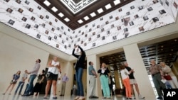 Posjetioci predsjedničke biblioteke i muzeja George Bush Mlađi. (Foto: AP/Tony Gutierrez)