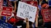 Imagen de archivo de una persona levantando un cartel de "Latinos por Trump" durante la Convención Republicana de 2016 en Cleveland, Ohio.