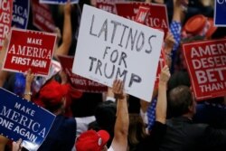 Imagen de archivo de una persona levantando un cartel de "Latinos por Trump" durante la Convención Republicana de 2016 en Cleveland, Ohio.