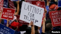 Imagen de archivo de una persona levantando un cartel de "Latinos por Trump" durante la Convención Republicana de 2016 en Cleveland, Ohio.