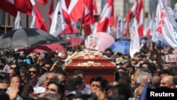Amigos y familiares llevan el ataúd con los restos del expresidente de Perú, Alan García, quien se suicidó esta semana, durante los últimos tres días de duelo nacional declarado por el presidente Martín Vizcarra, en Lima, Perú.