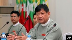 Tin Aye, kanan, ketua Komisi Pemilihan Myanmar, berbicara pada wartawan dalam sebuah konferensi pers di Myanmar Peace Center di Yangon, 7 September 2014. 