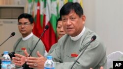 Tin Aye, right, chairman of Myanmar's Union Election Commission, talks to journalists during a press conference at Myanmar Peace Center in Yangon, Sept. 7, 2014. 