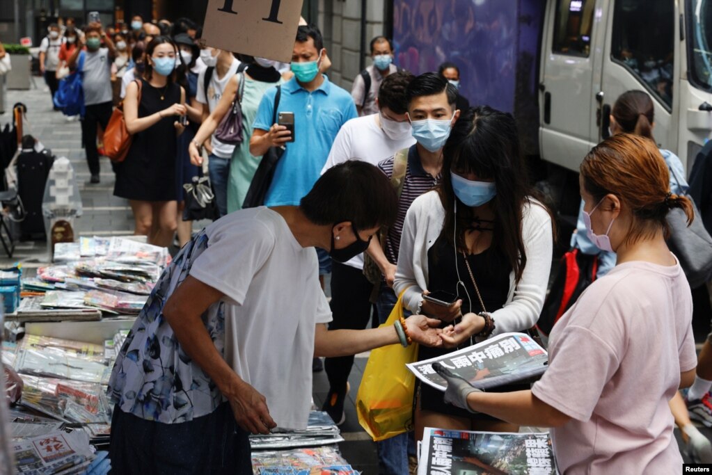 6月24日，大批市民排长队购买最后一期的苹果日报。(photo:VOA)