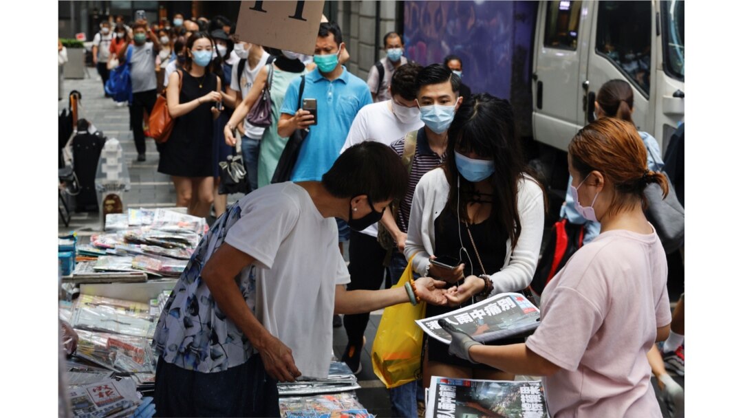 6月24日，大批市民排长队购买最后一期的苹果日报。