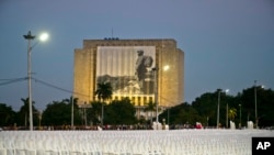 Sillas en la Plaza de la Revolución en La Habana listas para la ceremonia del martes por la noche en honor de Fidel Castro.