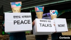 Demonstran Korea Selatan mendesakkan perundingan damai antara Korea Utara, Amerika Serikat dan Korea Selatan. (AP/Ahn Young-joon)