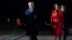 El presidente Donald y la primera dama Melania Trump llegan al aeropuerto Stansted de Londres para asistir a la cumbre de la OTAN.