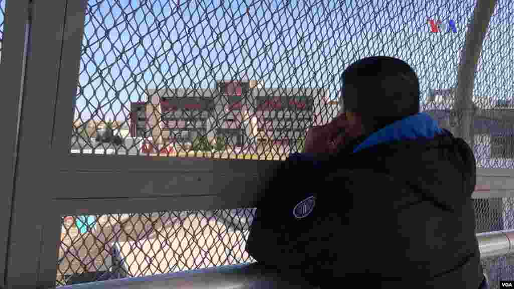 En El Paso, Texas, migrantes hacen planes mientras aguardan un turno para solicitar asilo político en EE.UU.
