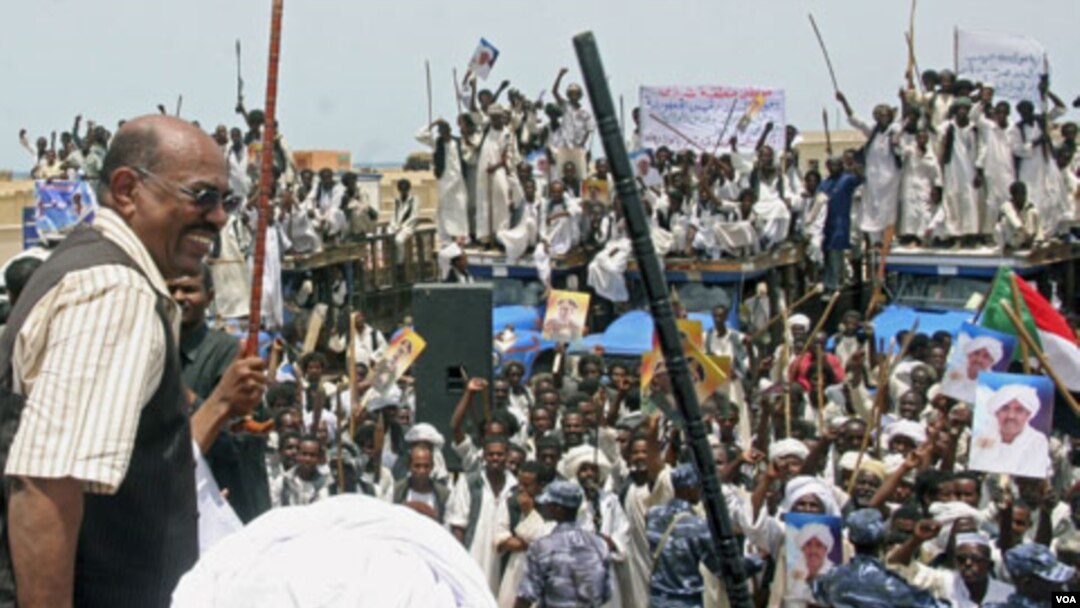 Presiden Sudan Omar Al Bashir (kiri) menyapa para pendukungnya saat mengunjungi kota Osaef (20/6).