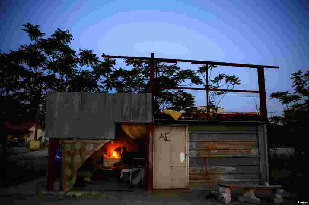 چار سال قبل یونان میں قرضوں کے بحران کے باعث لاکھوں لوگ اپنی نوکریوں سے ہاتھ دھو بیٹھے اور نہ صرف بے روزگاری بلکہ بے گھر افراد کی تعداد میں بھی قابل ذکر اضافہ ہوا۔