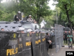 Pengamanan aparat Kepolisian dalam mengantisipasi aksi massa di depan Gedung Mahkamah Konstitusi. (VOA/Andylala Waluyo)
