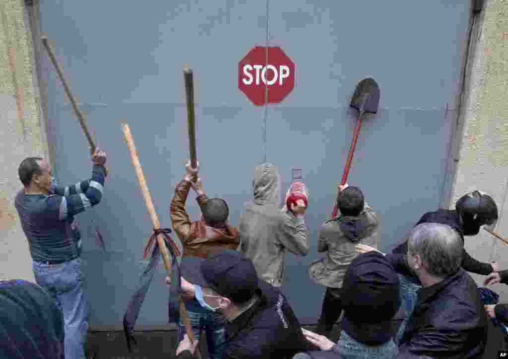 Pro-Russian protesters charge the gates of a police station in Odessa, May 4, 2014.