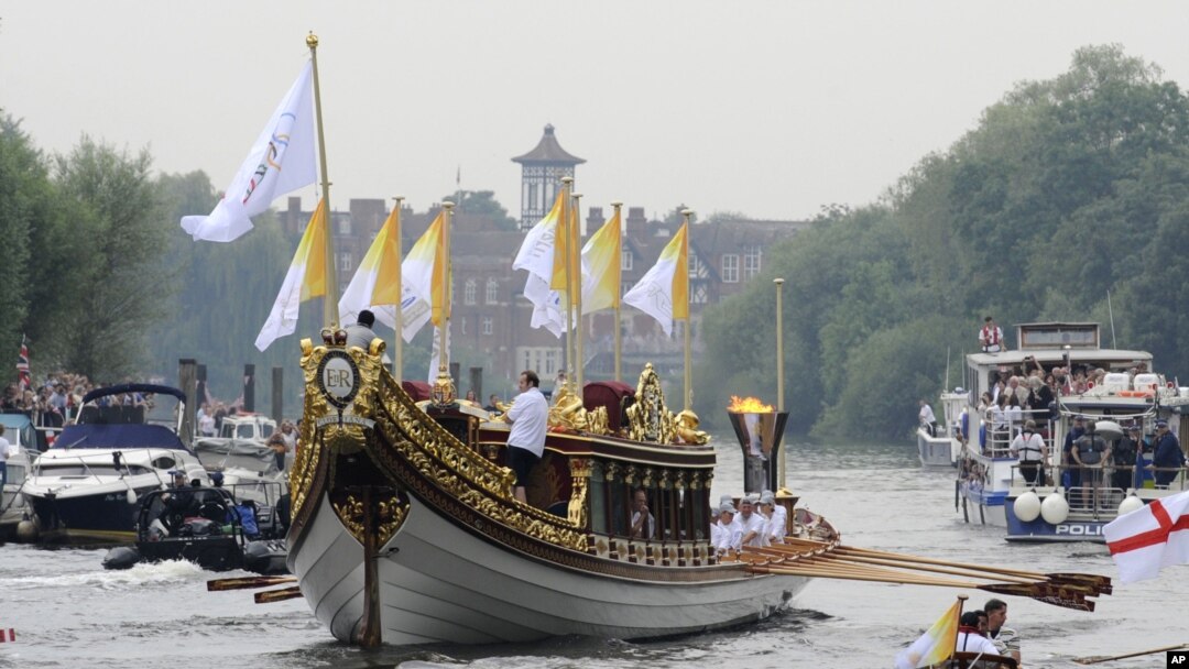 Perahu kerajaan Inggris "Gloriana" membawa obor Olimpiade menyusuri Sungai Thames melalui Jembatan Richmond di tahap terakhir perjalanan arakan obor menuju Taman Olimpiade London (27/7).