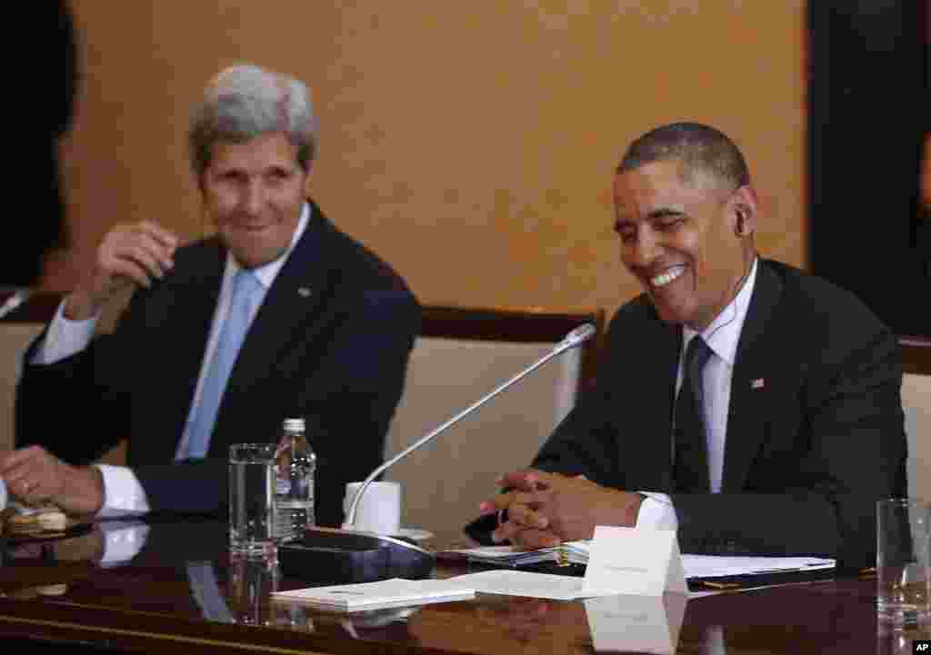 Presiden AS Barack Obama dan Menteri Luar Negeri John Kerry tersenyum selama pertemuan bilateral dengan Perdana Menteri Polandia Donald Tusk di Warsawa, 3 Juni 2014.