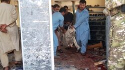 مردم قربانیان حمله مرگبار به مسجد را از محل حادثه بیرون می‌برند (جمعه،‌ ۱۶ مهر ۱۴۰۰)