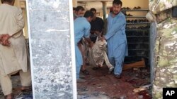 مردم قربانیان حمله مرگبار به مسجد را از محل حادثه بیرون می‌برند (جمعه،‌ ۱۶ مهر ۱۴۰۰)