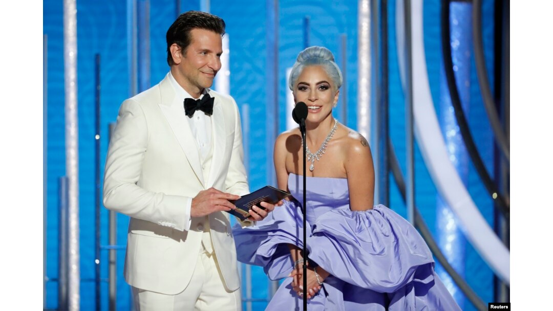 Aktor Bradely Cooper dan Lady Gaga dalam malam penghargaan Golden Globes di Los Angeles, Minggu (6/1).