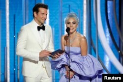 Aktor Bradely Cooper dan Lady Gaga dalam malam penghargaan Golden Globes di Los Angeles, Minggu (6/1).