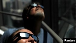 El eclipse solar total que se verá en EE.UU. el 21 de agosto de 2017 ha generado gran demanda de gafas protectoras.