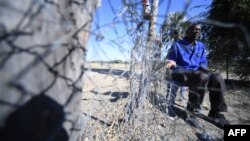 Ishmael Simasiku, un agriculteur, explique comment des éléphants ont endommagé ses cultures dans le village de Kachikau, situé à environ 70 kilomètres de la ville de Kasane, dans le district de Chobe, dans le nord du Botswana, le 29 mai 2019.