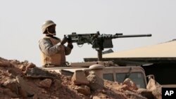 Un soldado saudita visita la frontera con Yemen, en Najran, Arabia Saudita.