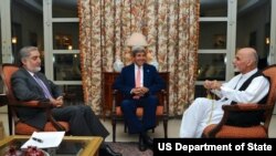 Menteri Luar Negeri AS John Kerry bersama calon presiden Afghanistan 