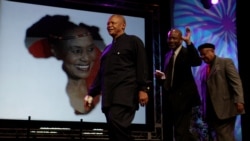 Jonas Gwangwa (direita), Hugh Masekela (esquerda) e Caiphus Semenya (centro) na homenagem a Miriam Makeba, em Joanesburgo, 15 de Novembro, 2008.