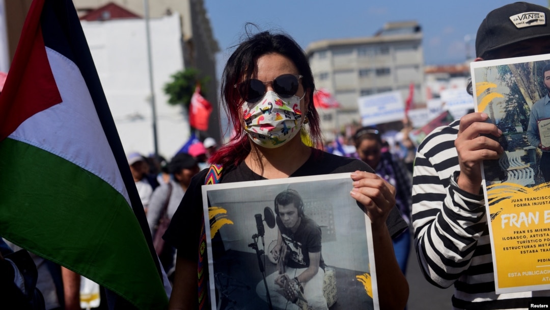 Familiares de personas detenidas durante un estado de excepción declarado por el gobierno, participan en una protesta para conmemorar el 32 aniversario de la firma de los Acuerdos de Paz. San Salvador, el 14 de enero de 2024. 