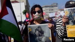 Familiares de personas detenidas durante un estado de excepción declarado por el gobierno, participan en una protesta para conmemorar el 32 aniversario de la firma de los Acuerdos de Paz. San Salvador, el 14 de enero de 2024. 