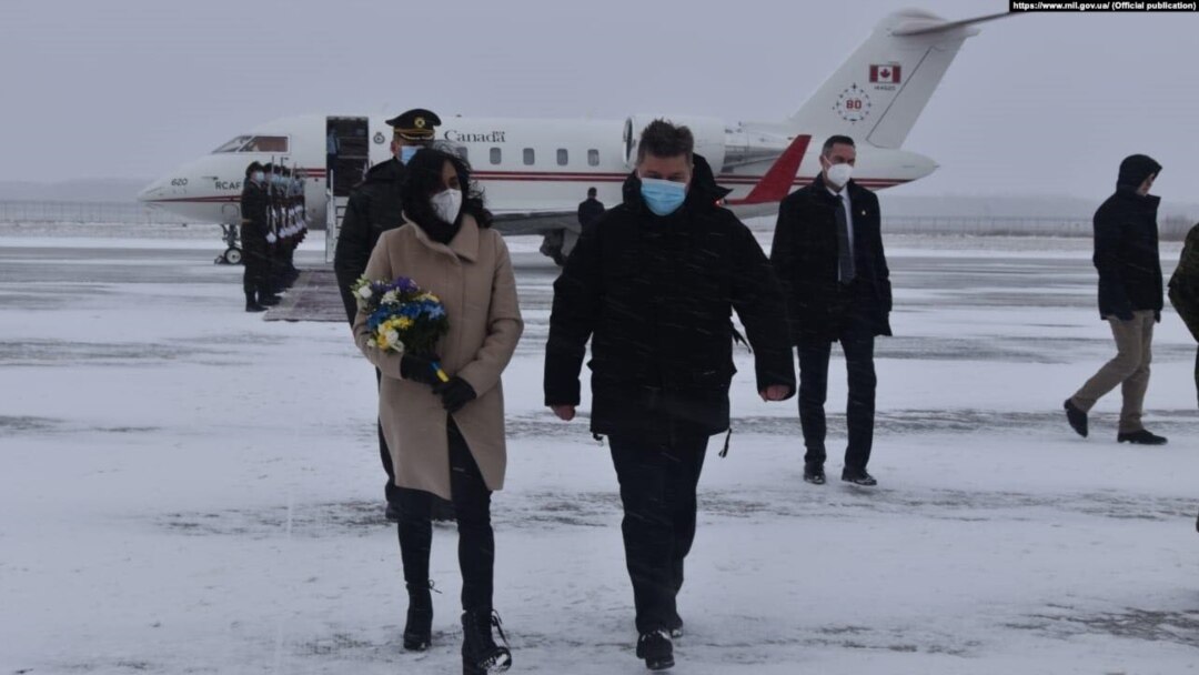 Bộ trưởng Quốc phòng Canada - Anita Anand (trái).