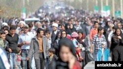 جمعیت در خیابانی در ایران (رسانه‌های ایران)