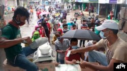 করোনাভাইরাসের সংক্রমণ বৃদ্ধিতে সতর্কভাবে চলাফেরা করছেন বাংলাদেশের মানুষেরা। (ছবি- এপি) 