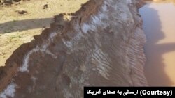 فرونشست زمین در پی سیل در جنوب کرمان - عکس ارسالی برای صدای آمریکا